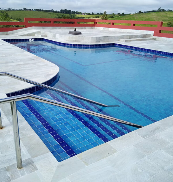 Manutenção em piscinas.